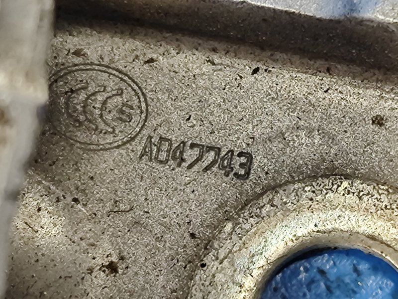 Петля двери верхняя передняя правая NISSAN LEAF 10-17