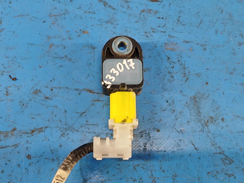 Датчик удара передний TOYOTA PRIUS - 30 09-17 2010 ZVW30 89173-75010 Б/У