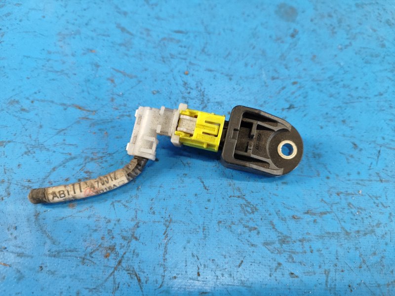 Датчик удара передний PRIUS - 30 09-17 2012 ZVW30 1.8 2ZRFXE