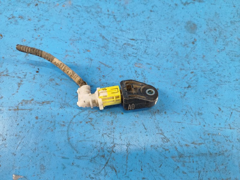Датчик удара передний PRIUS - 30 09-17 2012 ZVW30 1.8 2ZRFXE