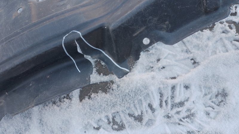 Подкрылок передний левый MITSUBISHI PAJERO 99-06