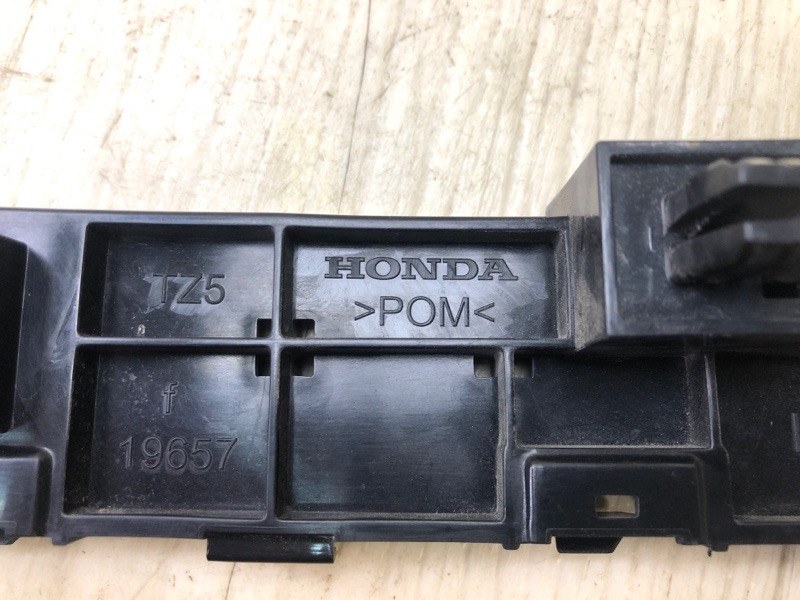 Кронштейн переднего бампера левый MDX (YD3) 13-21