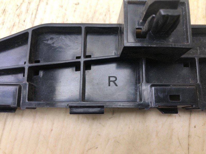 Кронштейн переднего бампера правый MDX (YD3) 13-21