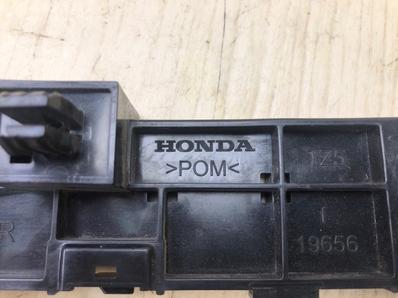 Кронштейн переднего бампера правый MDX (YD3) 13-21