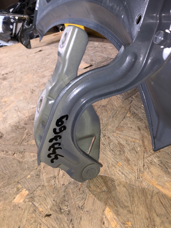 Запчасть петля капота левая HYUNDAI KONA OS 17-23 79110-J9000 Б/У Петля капота левая HYUNDAI KONA OS 17-23 79110-J9000 Б/У