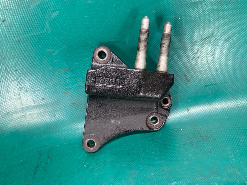 Кронштейн опоры двигателя KIA MAGENTIS 05–10 2008 MG 2.4 21670-25003 Б/У