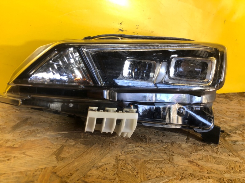 Фара левая NISSAN LEAF 18-