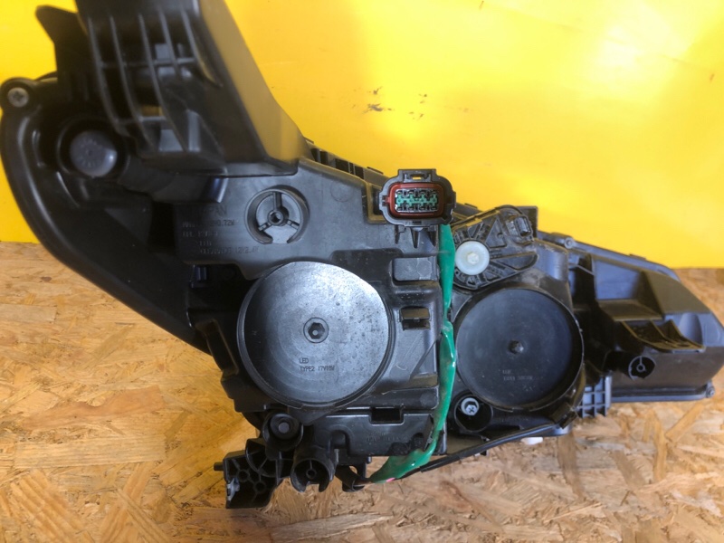 Фара левая LEAF 18-