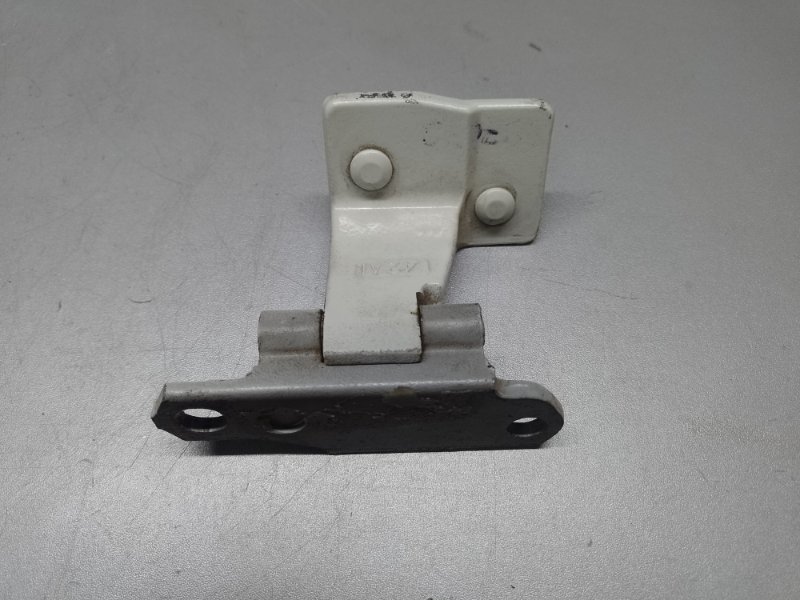Петля двери верхняя задняя левая M35/M45 04-10