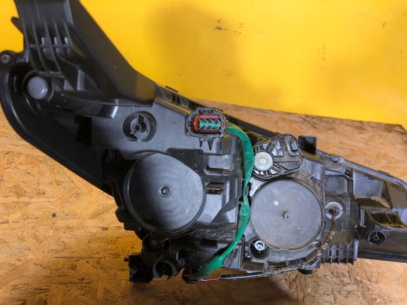 Фара левая LEAF 18-