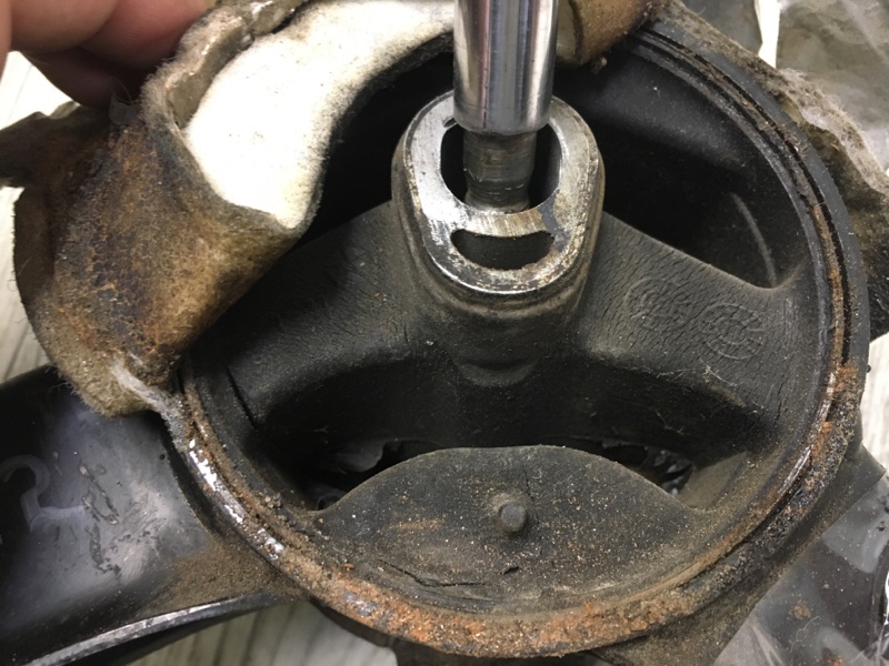 Подушка двигателя задняя GRAND CARAVAN 08-