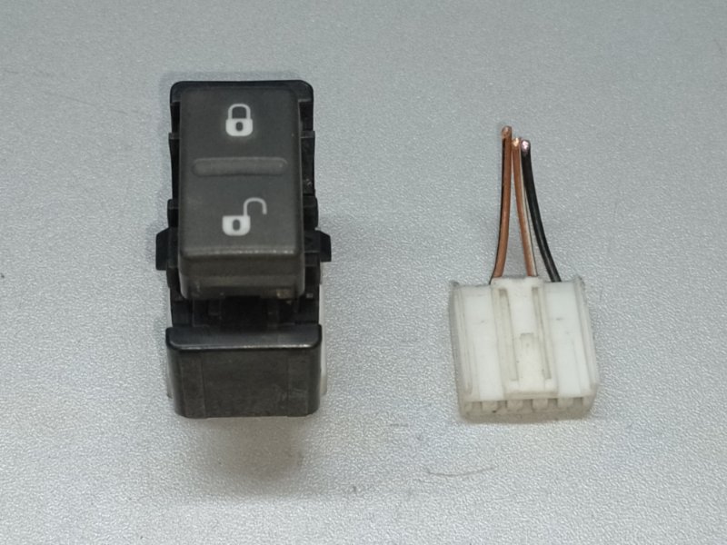 Кнопка центрального замка передняя правая SUBARU TRIBECA B10 07-13 83073XA00A Б/У