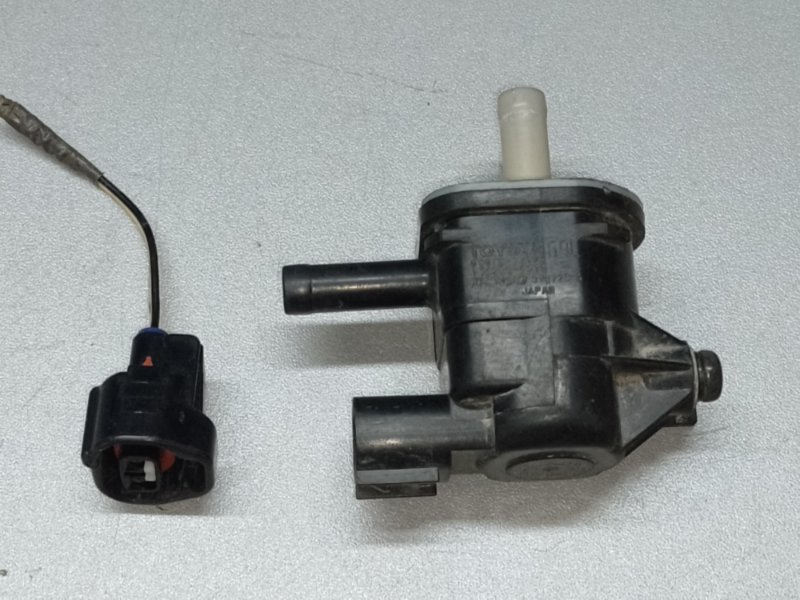 Клапан электромагнитный (вакуумный) TOYOTA PRIUS 16- 90910-12276 Б/У