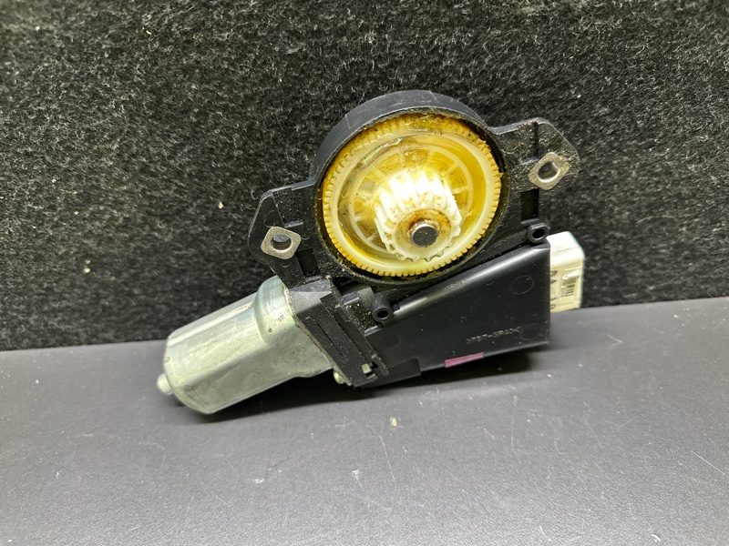 Моторчик люка LS460 06-12