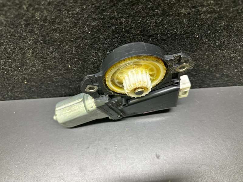 Моторчик люка LEXUS LS460 06-12