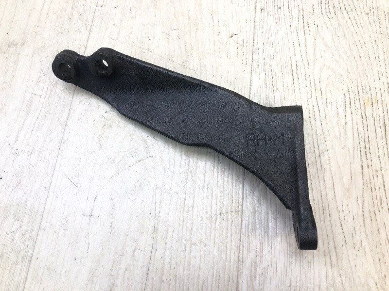 Кронштейн КПП правый TOYOTA SUPRA 86-92 A70 3.0 7M-GE 3311814050 Б/У