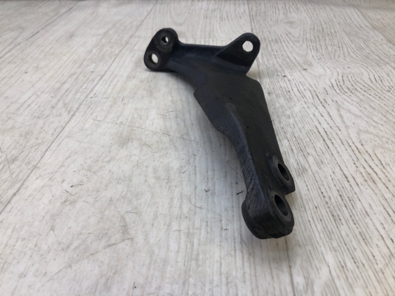 Кронштейн КПП правый SUPRA 86-92 A70 3.0 7M-GE