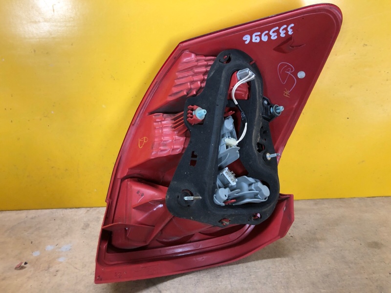 Фонарь наружный правый AURIS 06-12