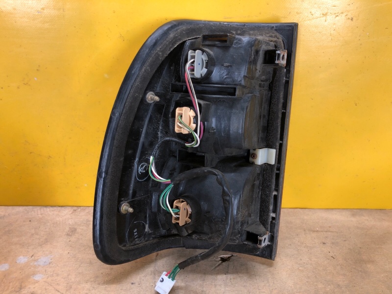 Фонарь наружный правый LAND CRUISER 100 97-06