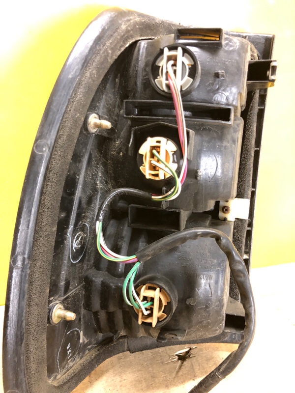 Фонарь наружный правый LAND CRUISER 100 97-06