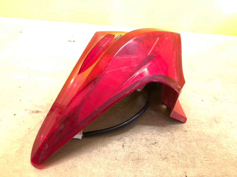 Фонарь наружный правый AURIS 13-18