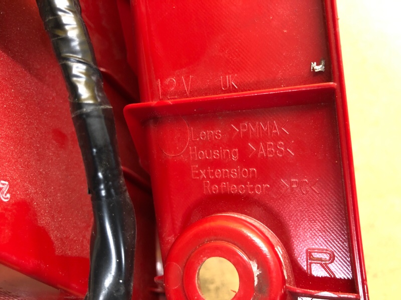 Фонарь наружный правый AURIS 13-18