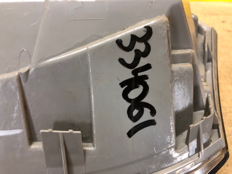 Фонарь наружный правый RX300/330/350/400 03-09