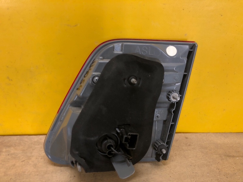 Фонарь внутренний левый TOYOTA AVENSIS 08-18