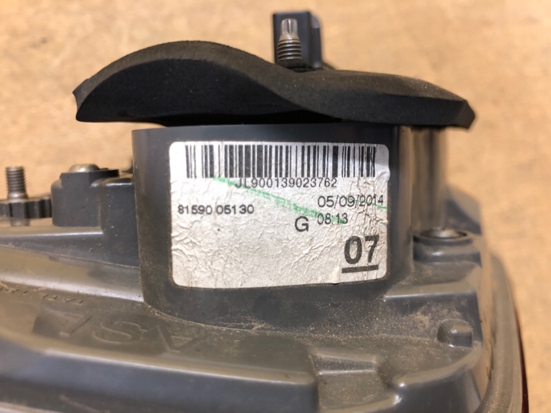 Фонарь внутренний левый AVENSIS 08-18