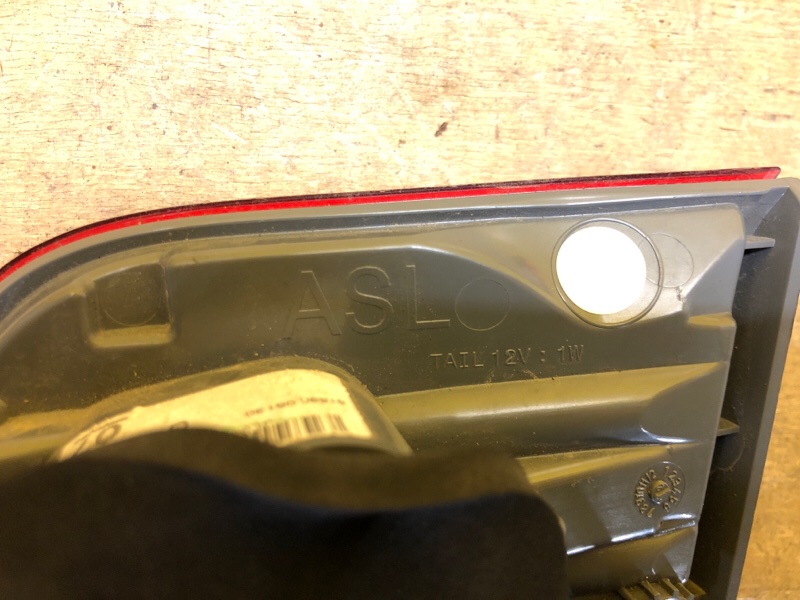 Фонарь внутренний левый AVENSIS 08-18