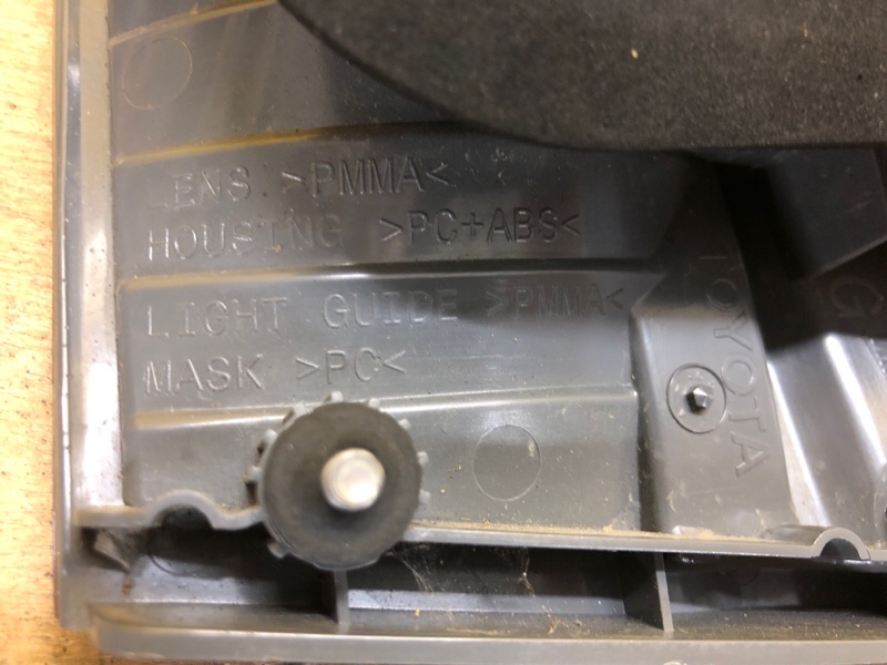 Фонарь внутренний левый AVENSIS 08-18