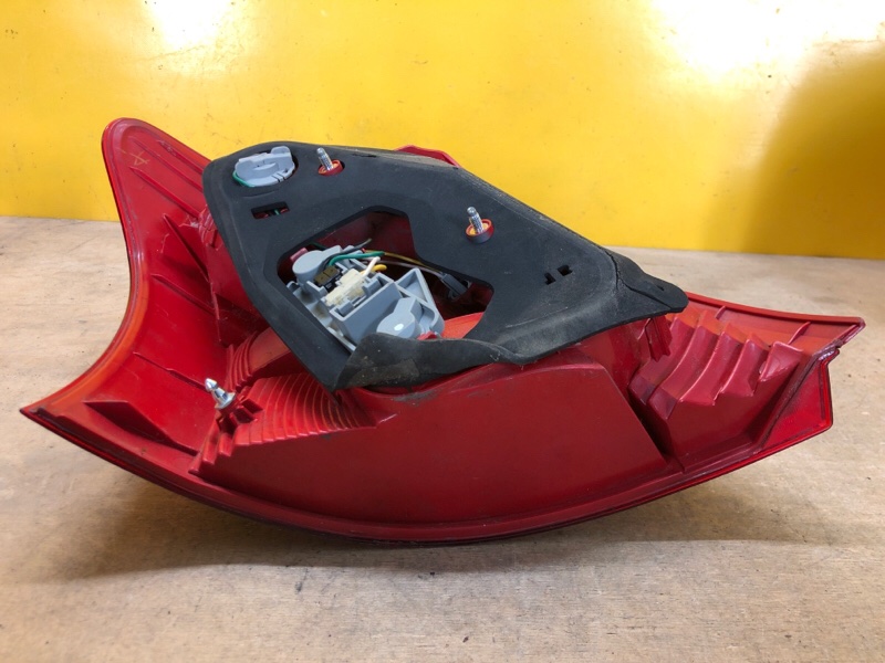 Фонарь наружный правый YARIS 05–11 Фонарь наружный правый YARIS 05–11