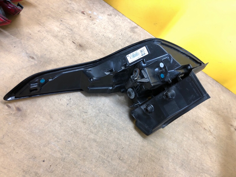 Фонарь наружный левый KUGA  (C520)  13-21