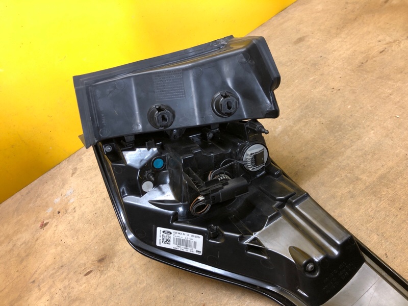 Фонарь наружный левый KUGA  (C520)  13-21