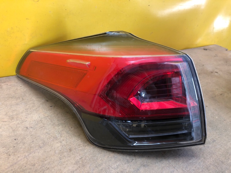 Фонарь наружный левый TOYOTA RAV4 13-19