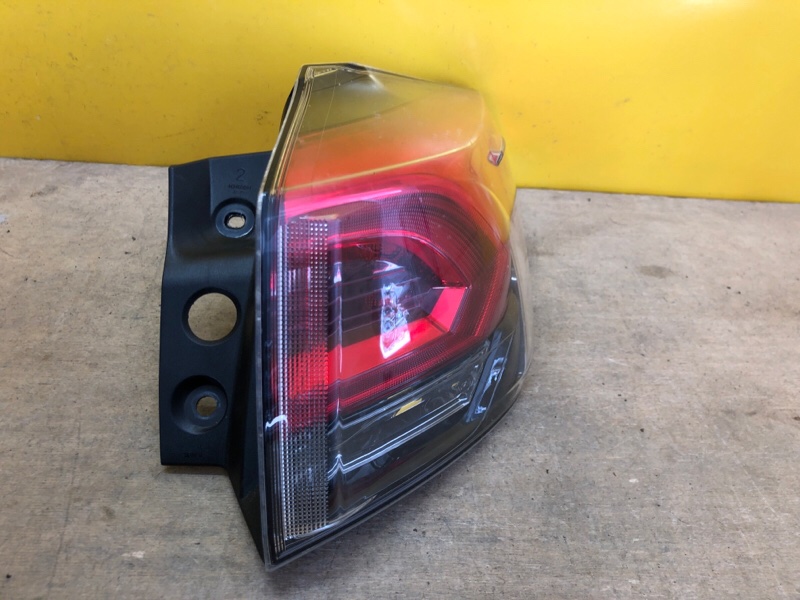 Запчасть фонарь наружный правый TOYOTA RAV4 13-19 81551-42210 Б/У Фонарь наружный правый TOYOTA RAV4 13-19 81551-42210 Б/У