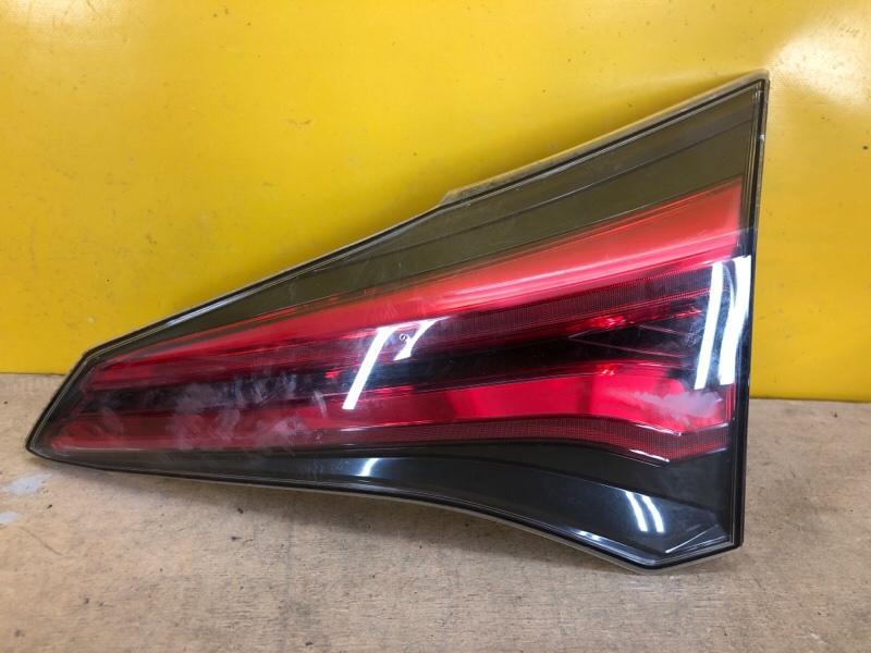 Запчасть фонарь внутренний правый TOYOTA RAV4 13-19 81580-42030 Б/У Фонарь внутренний правый TOYOTA RAV4 13-19 81580-42030 Б/У