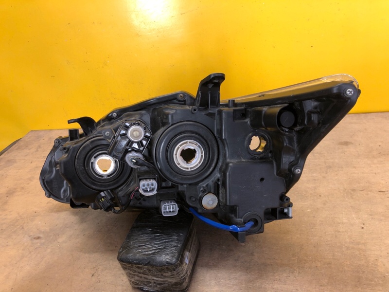 Фара правая CT200 11-17