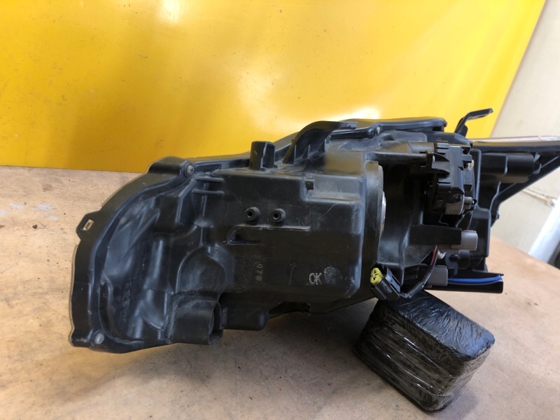 Фара правая CT200 11-17