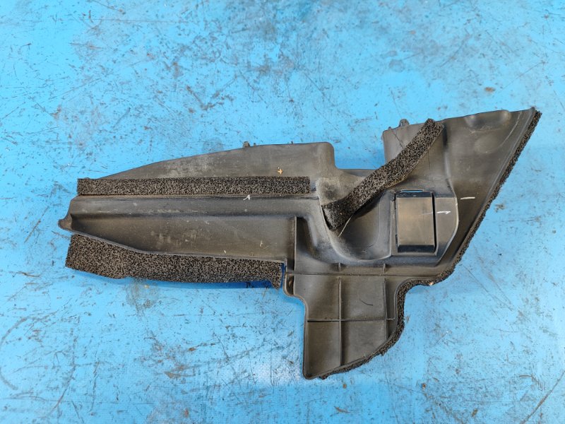 Дефлектор радиатора передний левый PRIUS - 30 09-17 2010 ZVW30