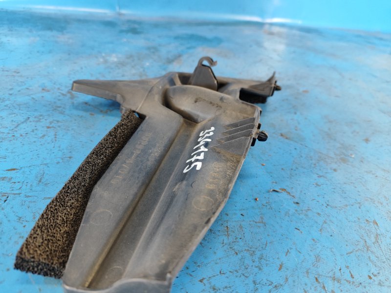 Дефлектор радиатора передний левый TOYOTA PRIUS - 30 09-17 ZVW30