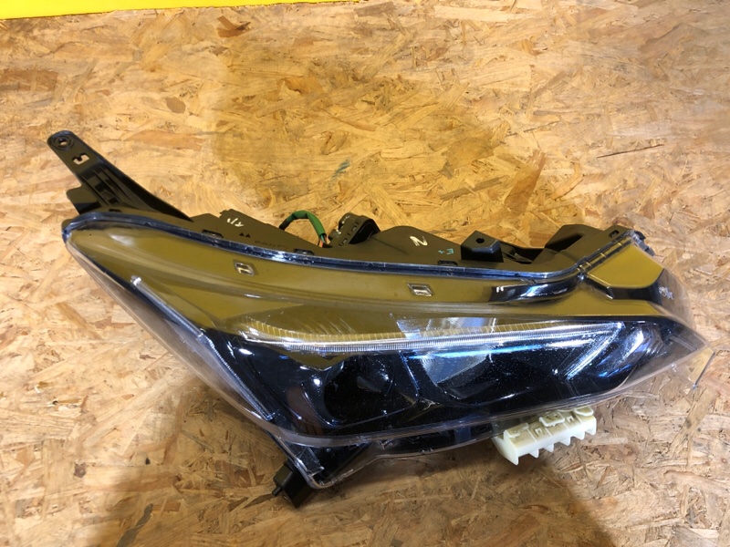 Фара правая LEAF 18-