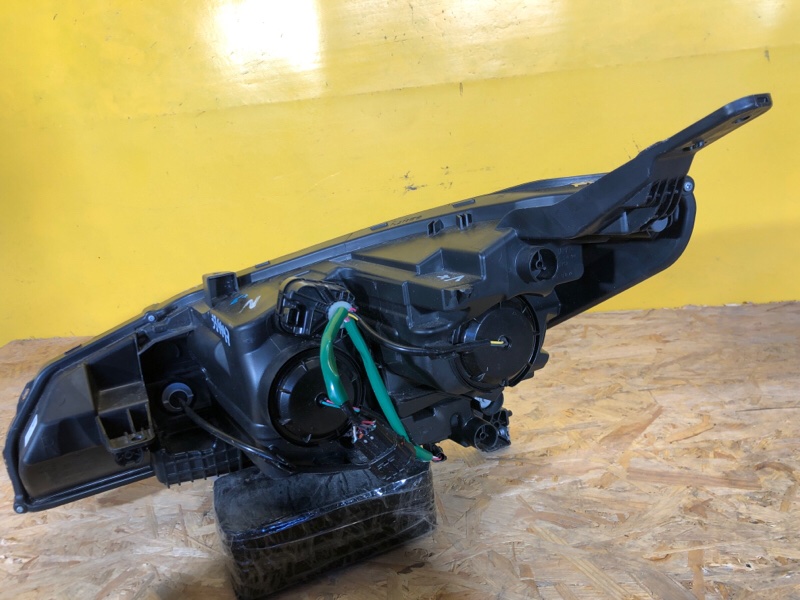 Фара правая LEAF 18-