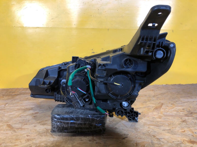 Фара правая LEAF 18-