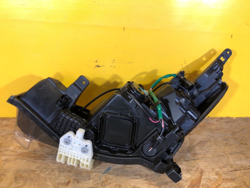 Фара правая LEAF 18-