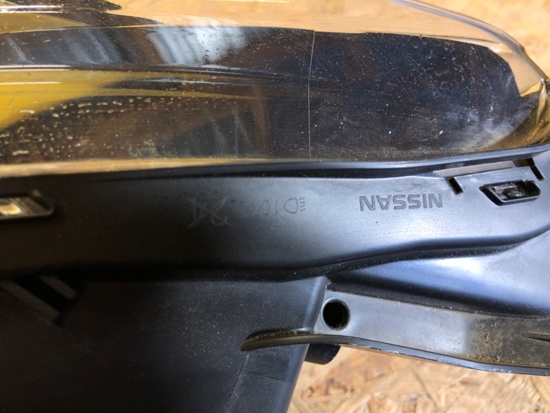 Фара правая LEAF 18-