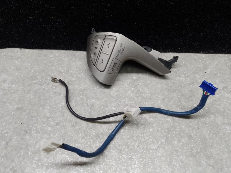 Кнопка управления магнитолой на руль левая TOYOTA CAMRY 40 06-11 84250-33010 Б/У