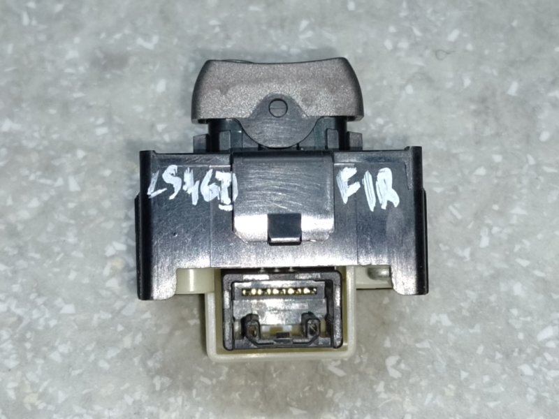 Кнопка центрального замка передняя правая LS460 06-12
