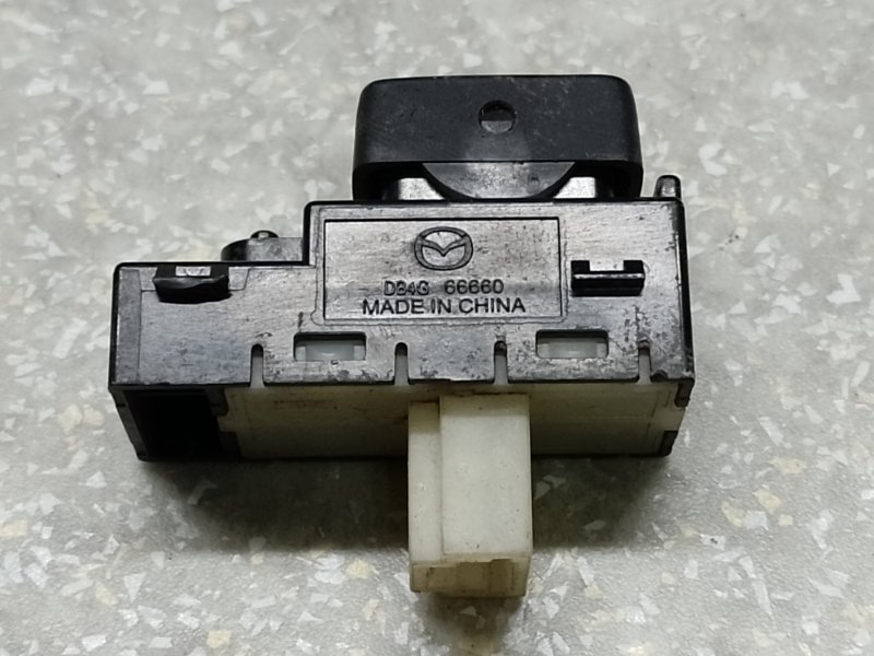 Кнопка центрального замка передняя правая CX-3 14-18