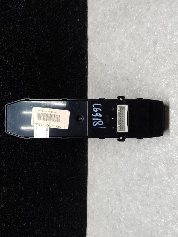 Кнопка стеклоподъемника передняя правая KIA SORENTO UM 14-